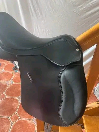 Sell Wintec Wide 500 17.5 inch saddle